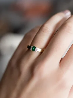 Bicolor entourage ring met smaragd en diamant 0,05crt.