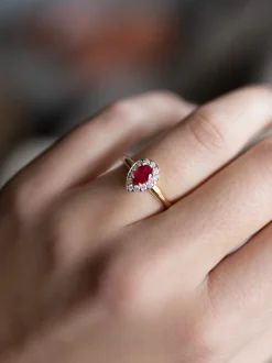 Bicolor entourage ring met robijn en briljant 0,14crt.