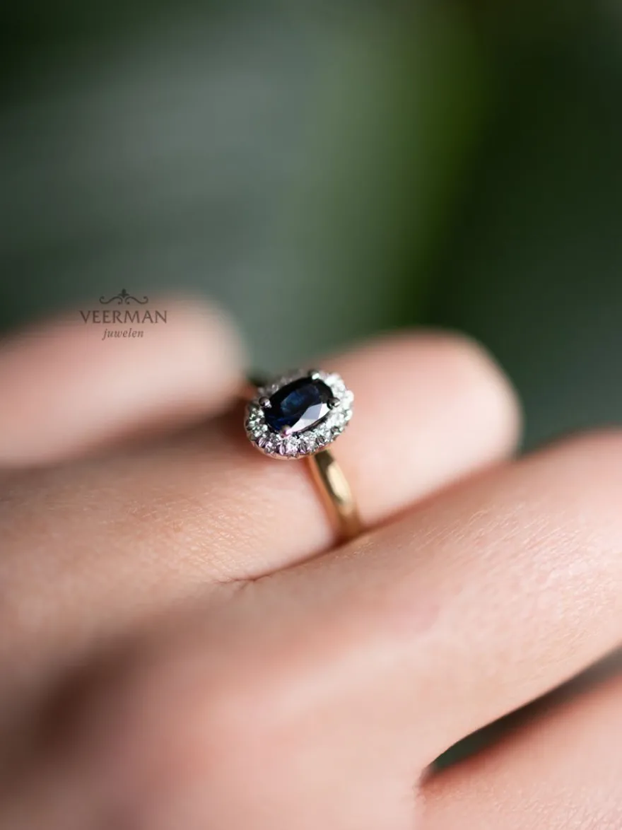 Bicolor gouden entourage ring met briljant en saffier