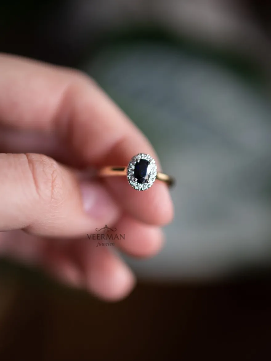 Bicolor gouden entourage ring met briljant en saffier