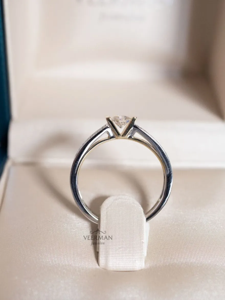 Bicolor gouden solitair briljant 0.52 crt. + Luxe cadeau