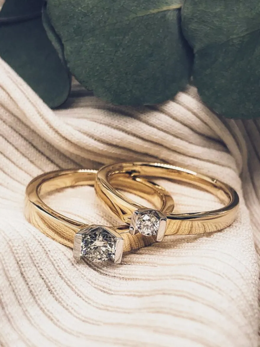 Bicolor gouden solitairring 0.10 crt. + Luxe cadeau