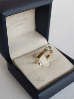 Bicolor gouden solitairring 0.20 crt. + Luxe cadeau