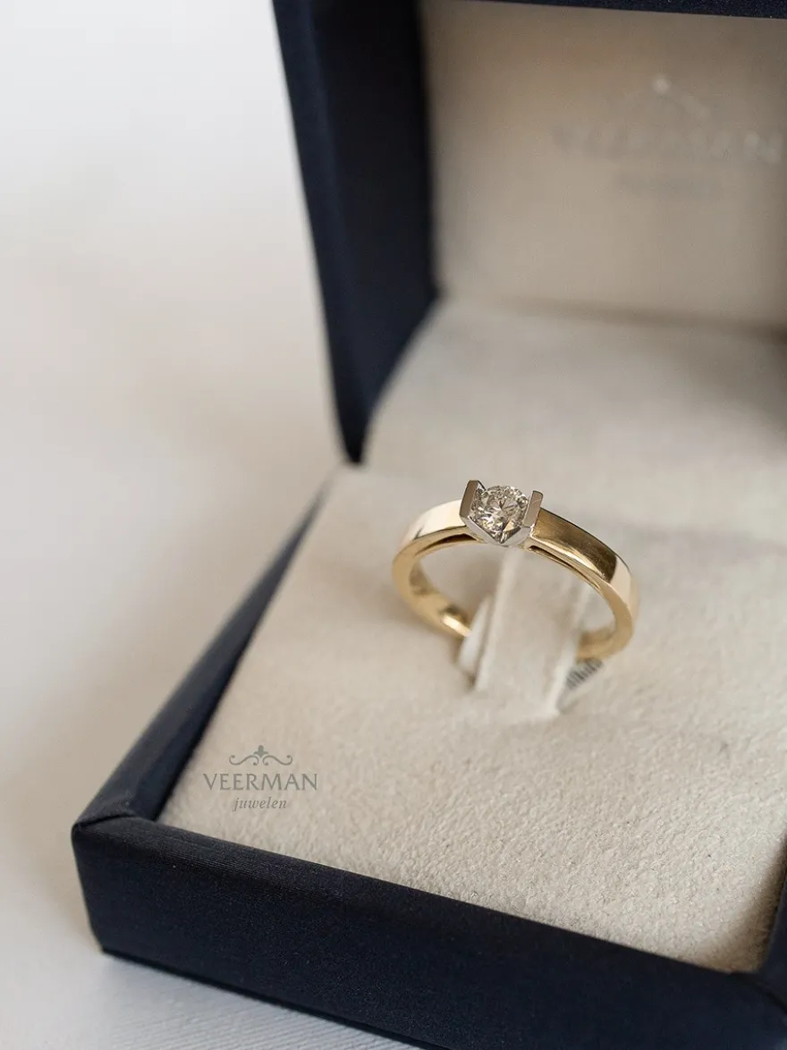 Bicolor gouden solitairring 0.20 crt. + Luxe cadeau