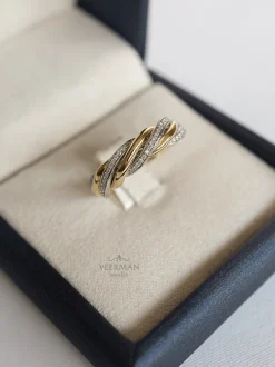Bicolor ring met gedraaide band en diamant 0,22crt.