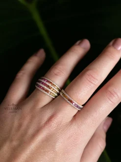 Brede roségouden ring rainbow saffier en briljant 0,52crt.