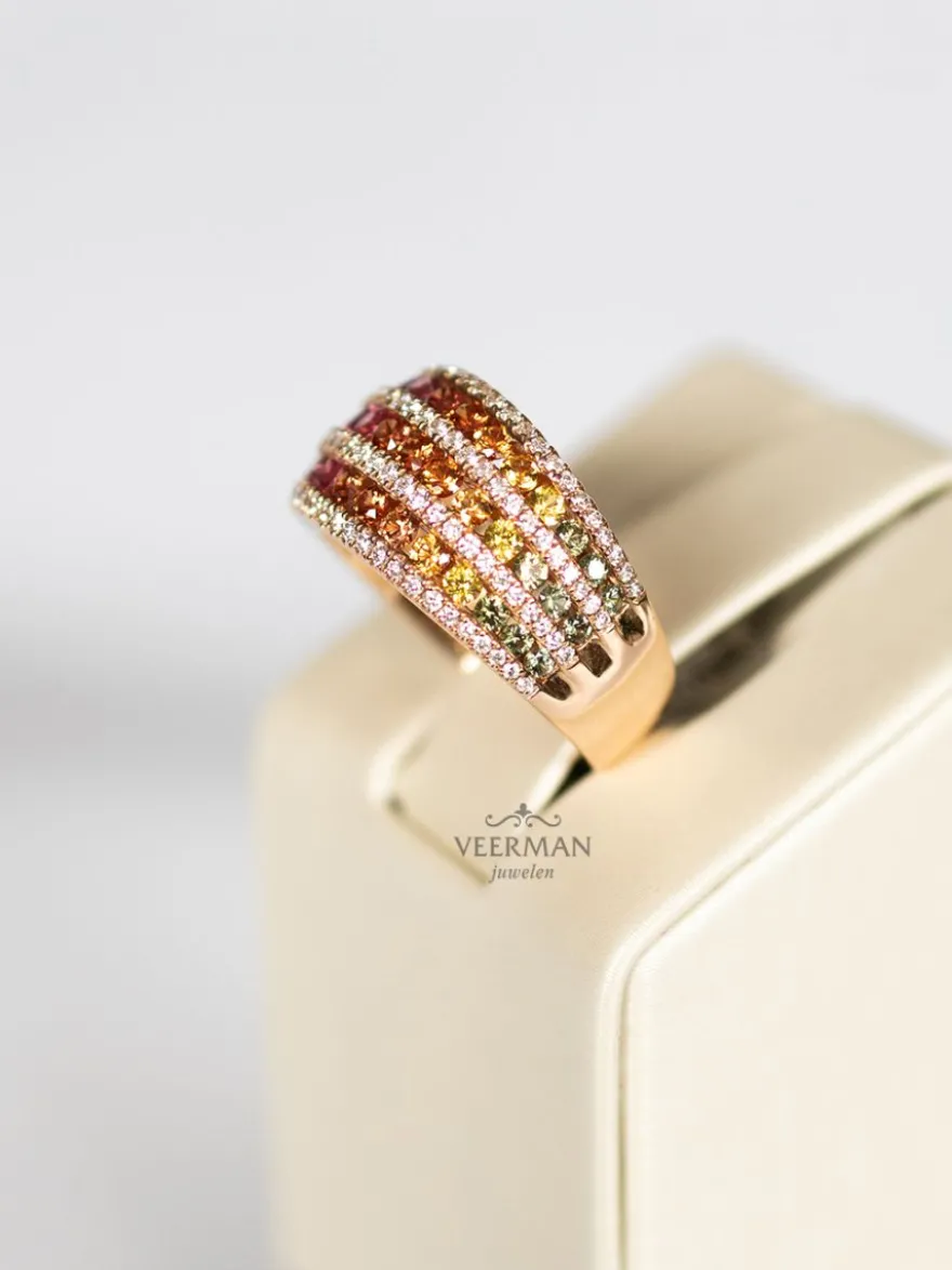 Brede roségouden ring rainbow saffier en briljant 0,52crt.