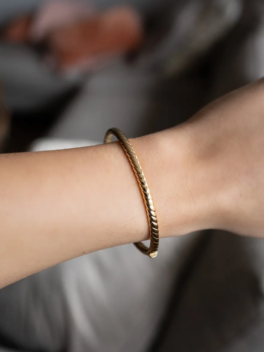 Geelgouden bangle getorst + Luxe Cadeau