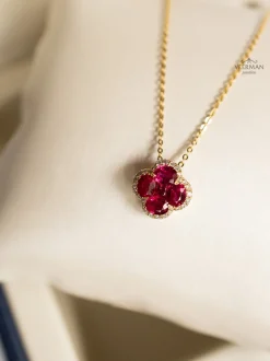 Geelgouden collier met bloem hanger robijn + Luxe cadeau