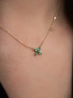 Geelgouden collier met smaragd bloem + Luxe Cadeau