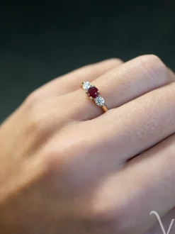 Geelgouden driesteens ring met robijn en briljant + Luxe Cadeau