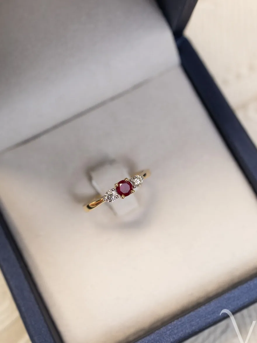 Geelgouden driesteens ring met robijn en briljant + Luxe Cadeau
