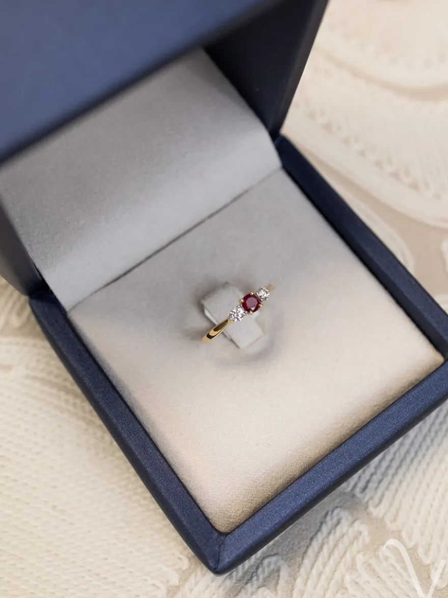 Geelgouden driesteens ring met robijn en briljant + Luxe Cadeau