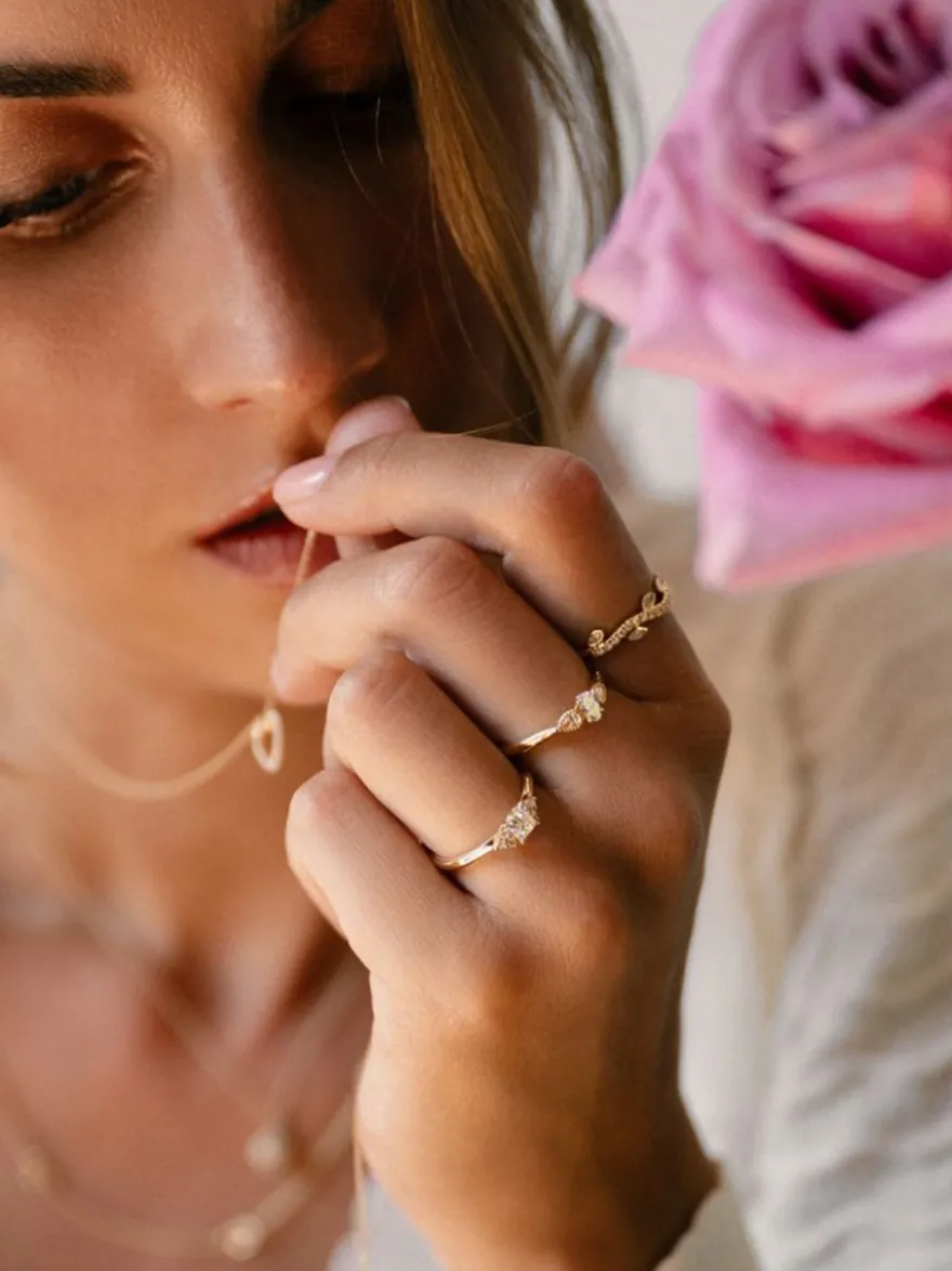 Geelgouden driesteens ring met diamant 0,35crt. + Luxe Cadeau
