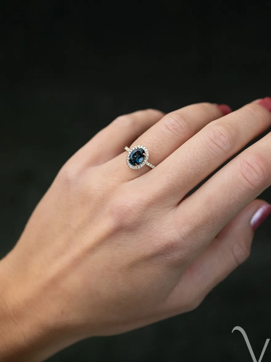 Geelgouden entourage ring met london blue topaas en diamant 0,24crt. + Luxe Cadeau