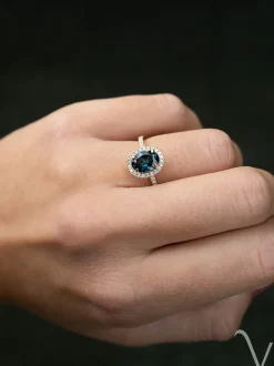 Geelgouden entourage ring met london blue topaas en diamant 0,24crt. + Luxe Cadeau