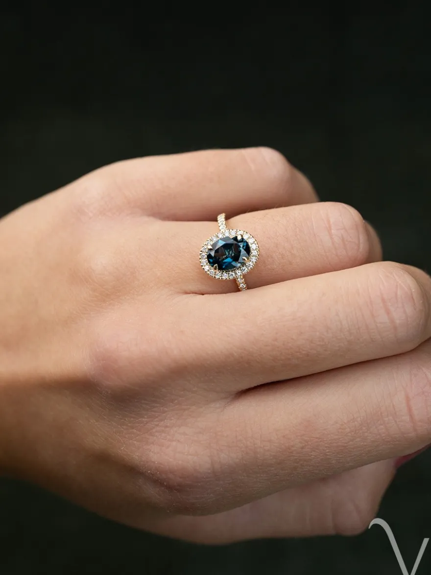 Geelgouden entourage ring met london blue topaas en diamant 0,24crt. + Luxe Cadeau