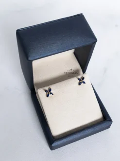 Geelgouden oorstekers met saffier bloem + Luxe Cadeau