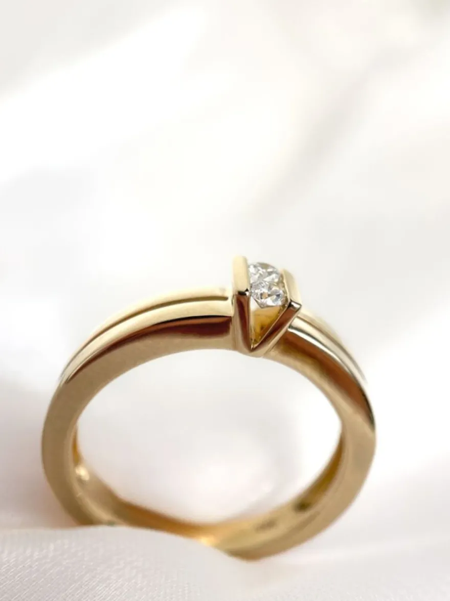 Geelgouden ring met 2 briljanten + Luxe Cadeau