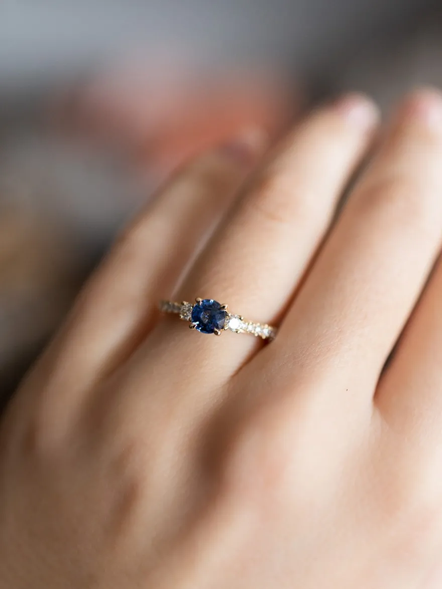 Geelgouden ring met briljant saffier + Luxe Cadeau