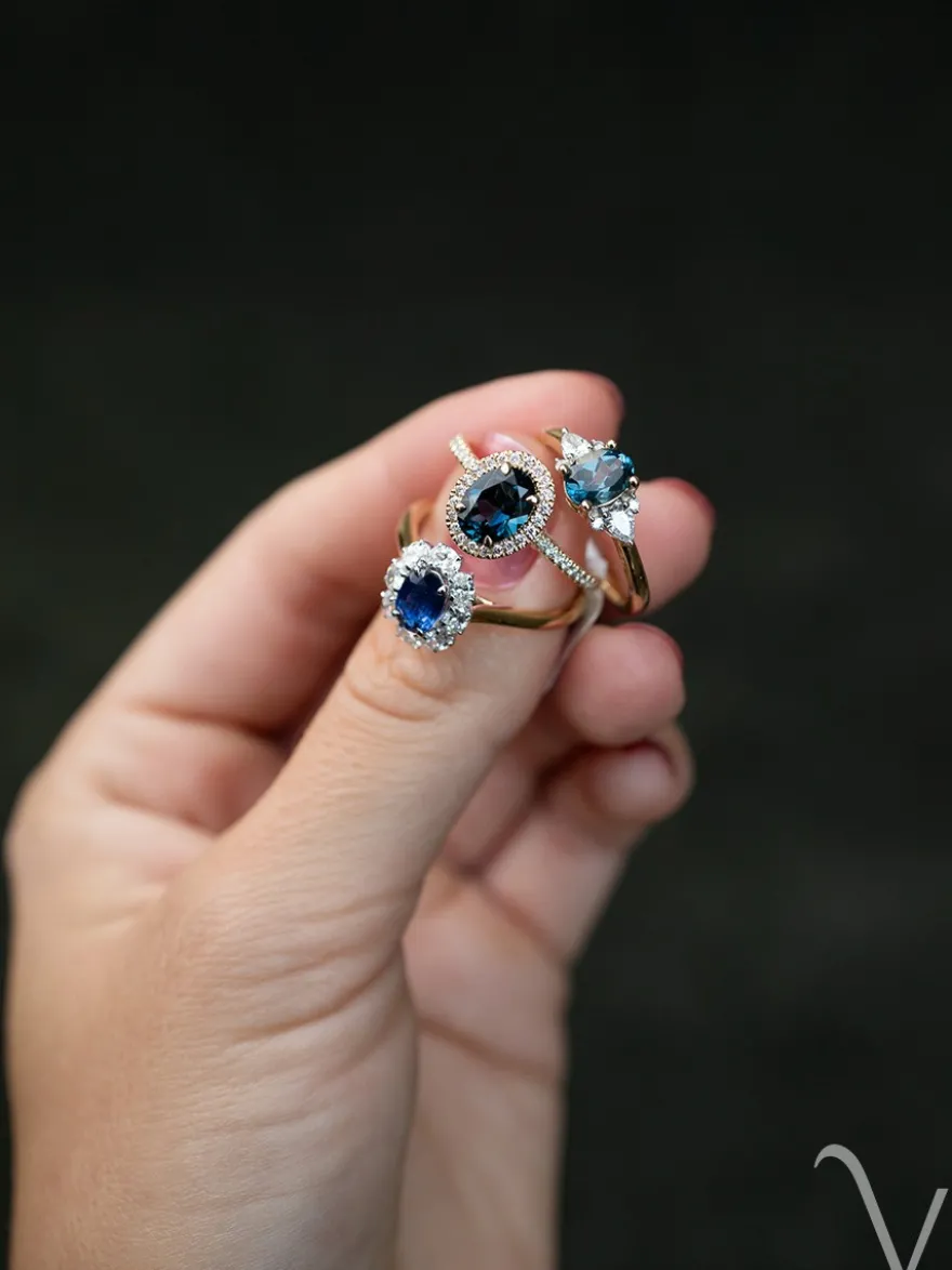 Geelgouden ring met london blue topaas en diamant 0,24crt. + Luxe Cadeau