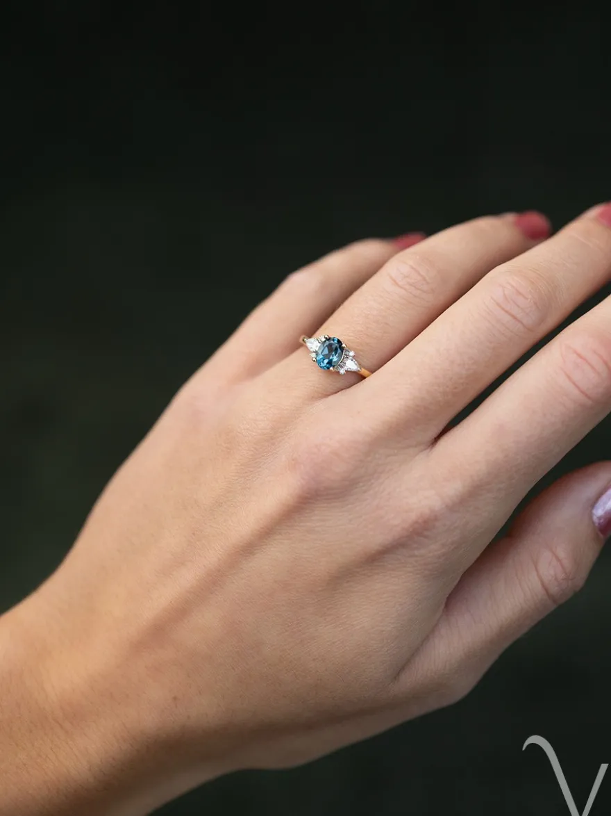 Geelgouden ring met london blue topaas en diamant 0,24crt. + Luxe Cadeau
