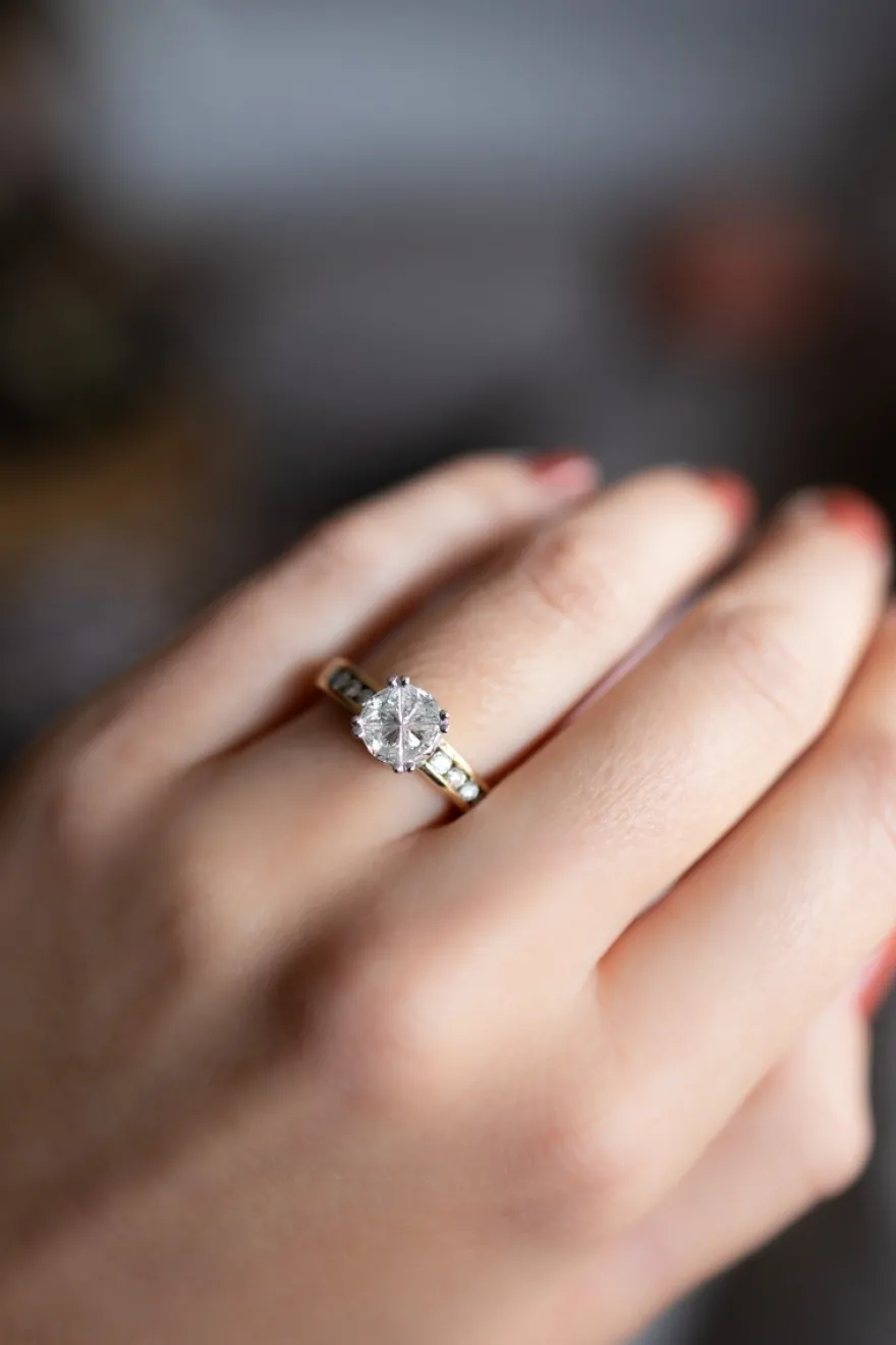 Ring invisible zetting in geelgoud | Veerman Juwelen
