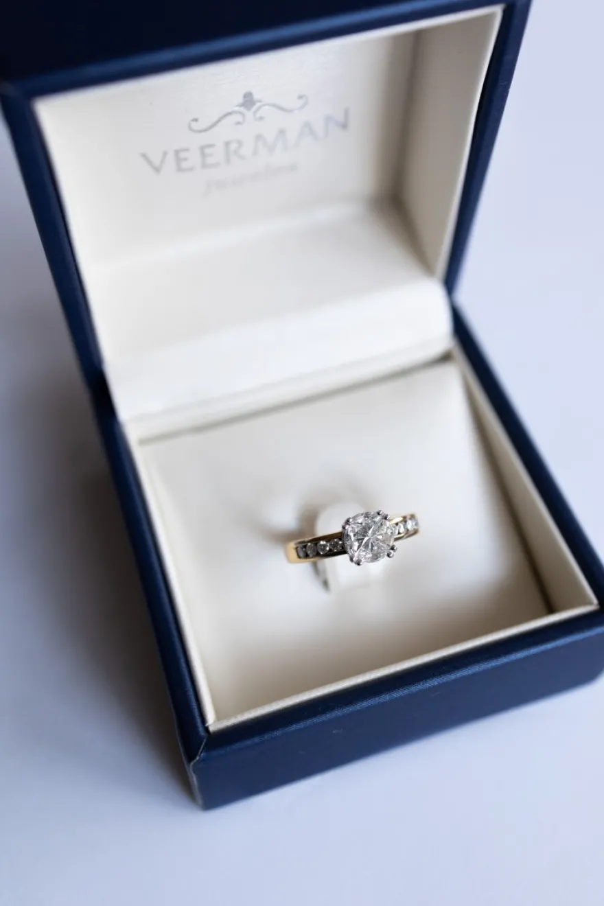 Ring invisible zetting in geelgoud | Veerman Juwelen