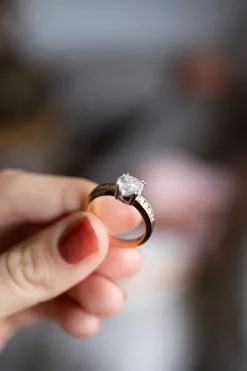Ring invisible zetting in geelgoud | Veerman Juwelen