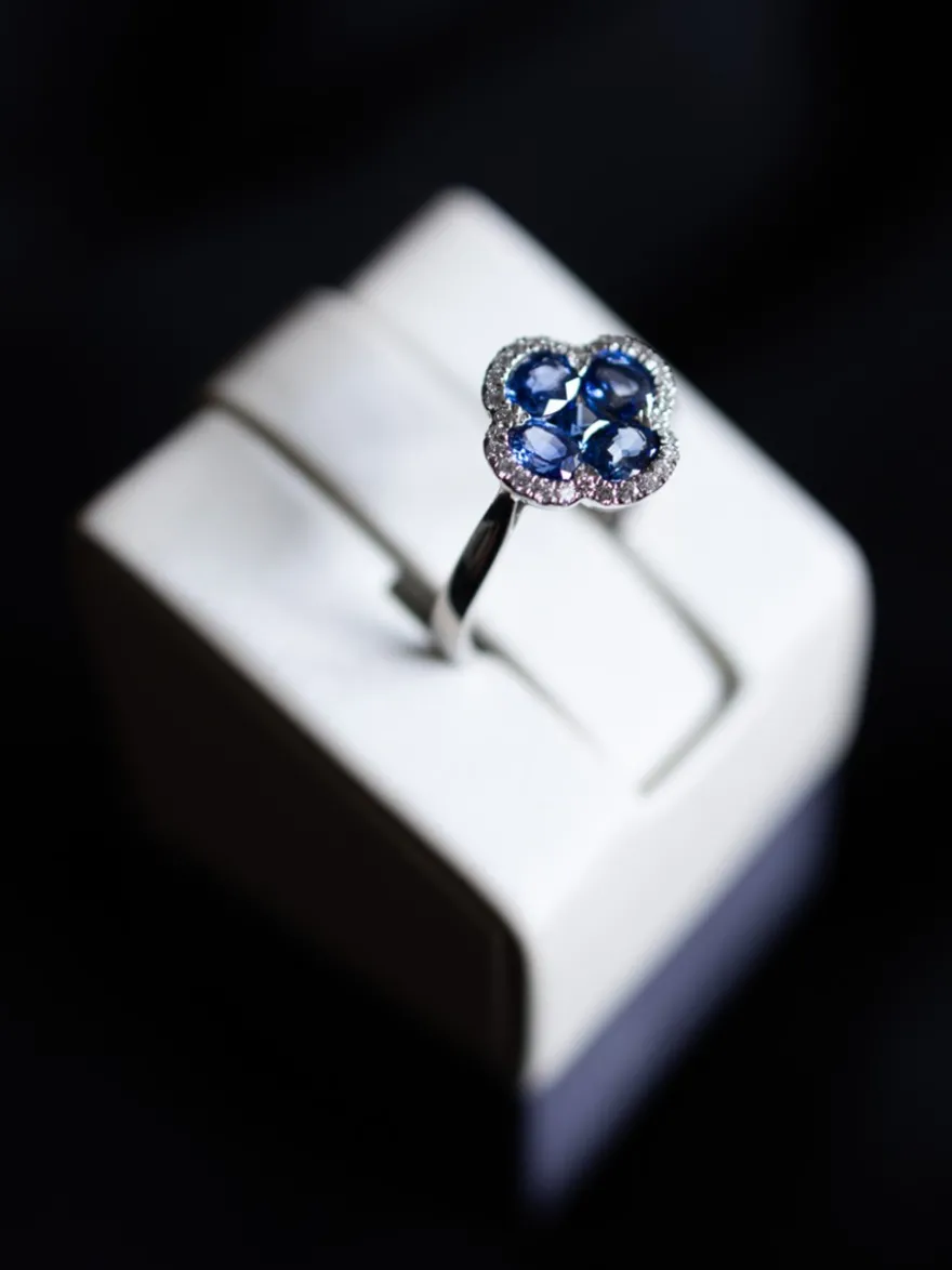 Witgouden bloemring met briljant en saffier + Luxe Cadeau