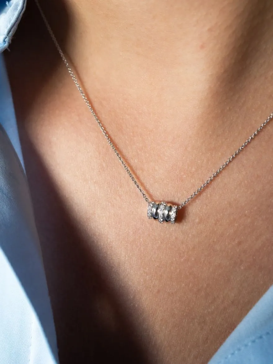 Witgouden collier met hanger tonnetje met briljant