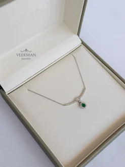 Witgouden collier met smaragd en diamant 0,55crt. + Cadeau