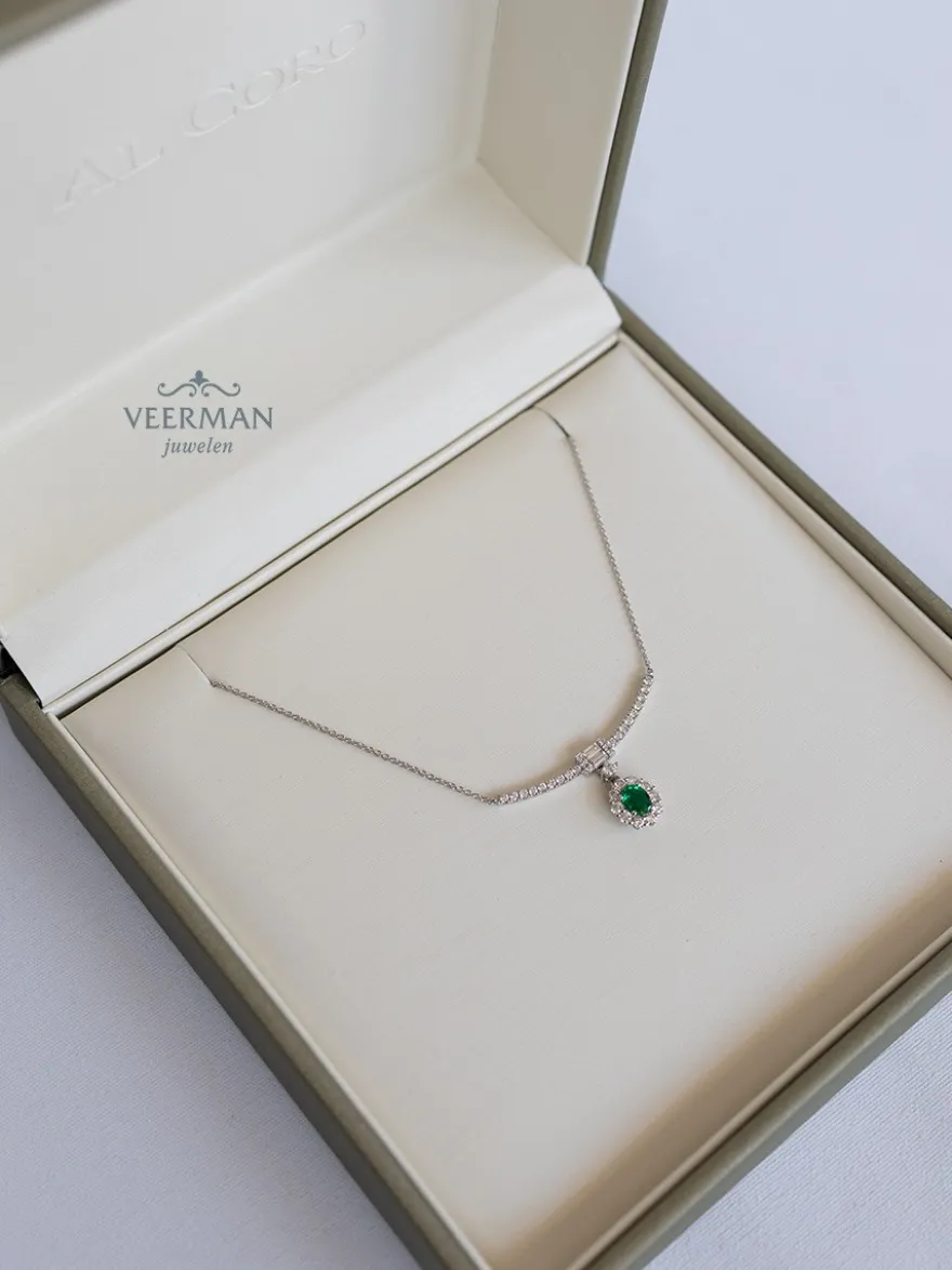 Witgouden collier met smaragd en diamant 0,55crt. + Cadeau