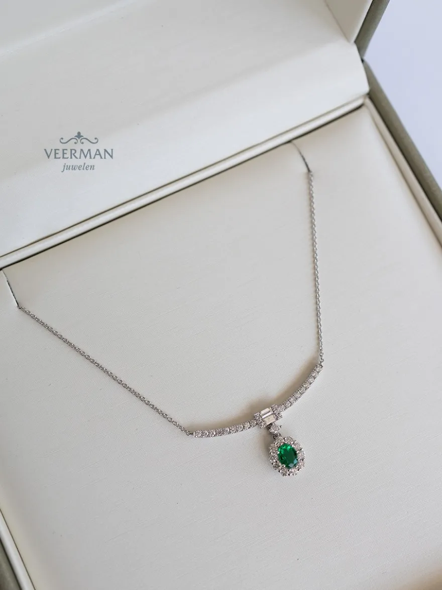 Witgouden collier met smaragd en diamant 0,55crt. + Cadeau
