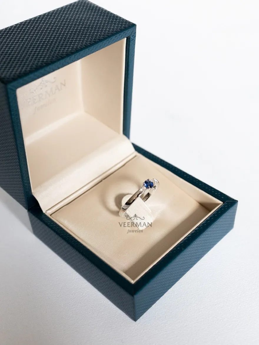 Witgouden driesteensring met saffier en briljant + Cadeau