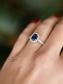 Witgouden entourage ring met saffier en briljant 0,49crt.
