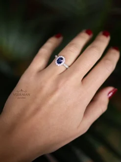 Witgouden entourage ring met saffier en briljant 0,49crt.
