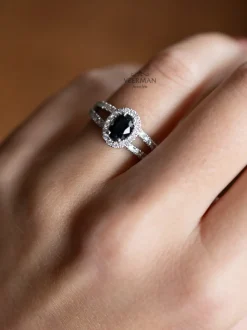 Witgouden entourage ring met diamant en ovale saffier
