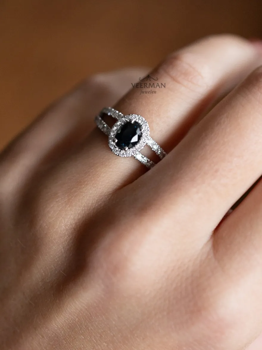 Witgouden entourage ring met diamant en ovale saffier