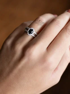 Witgouden entourage ring met diamant en ovale saffier