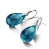 Witgouden oorhaken met london blue topaas + Luxe Cadeau