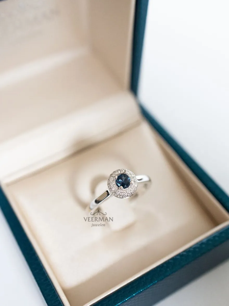 Witgouden ring met saffier