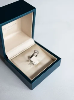 Witgouden solitair ring met briljant 0,30crt + Luxe cadeau